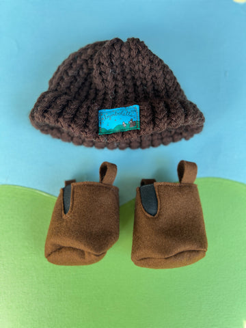 Sitting Friend Knit Hat & Boots  - Chocolate