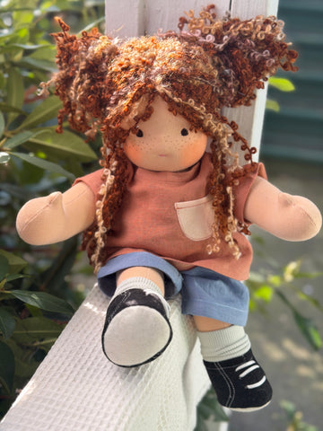 Sitting Friend - Mae