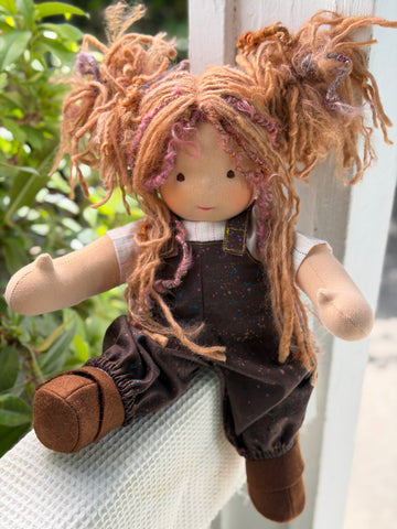 Sitting Friend - Mia (sunkissed skin tone)