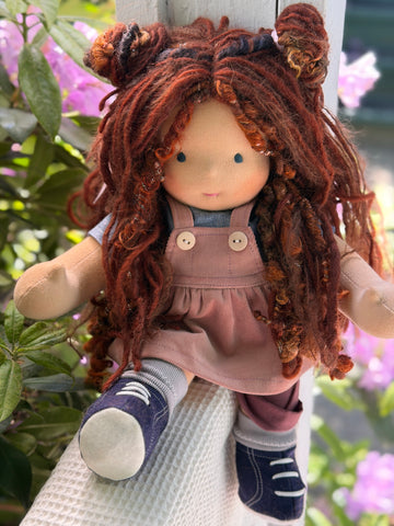 Sitting Friend - Cleo (sun-kissed skin tone)