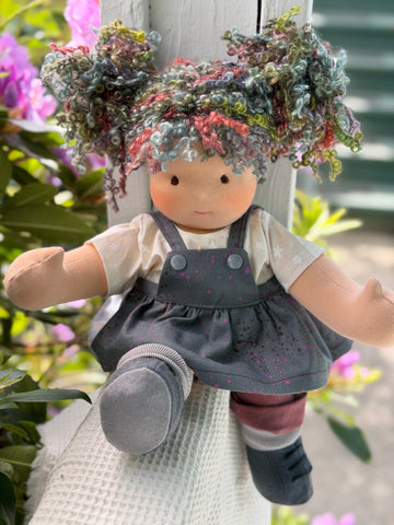 Sitting Friend - Maxine (sunkissed skin tone)