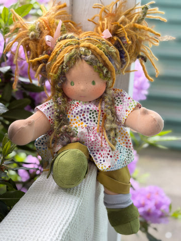 Sitting Friend - Inez (sun-kissed skin tone)