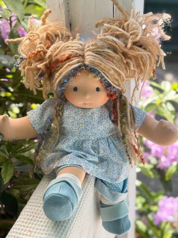 Sitting Friend - Daphne (sun-kissed skin tone)