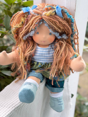 Sitting Friend - Callista