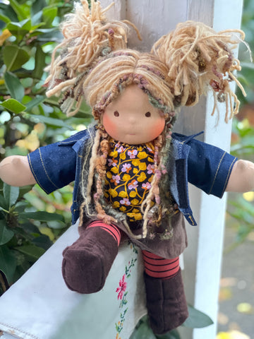 Sitting Friend - Aurelia