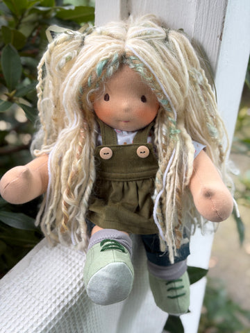 Sitting Friend - Kiera