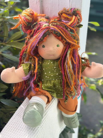 Sitting Friend - Aurelia