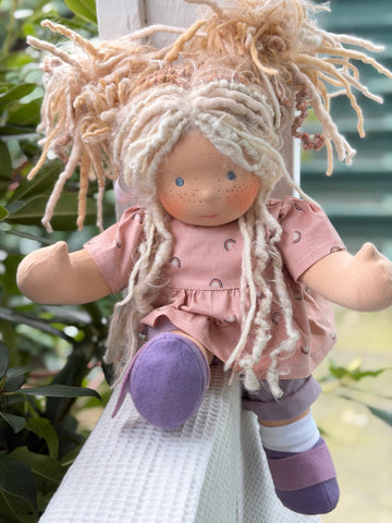 Sitting Friend - Luna