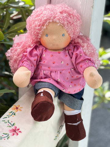 Sitting Friend - Cupcake