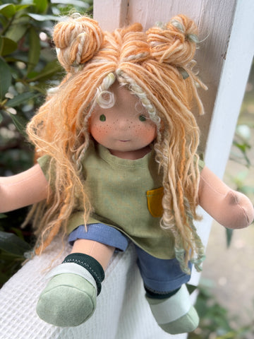 Sitting Friend - Juniper