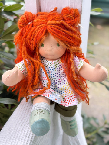 Sitting Friend - Poppy