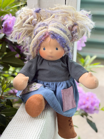 Sitting Friend - Freya (sun-kissed skin tone)