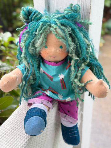 Sitting Friend - Tilly (sun-kissed skin tone)