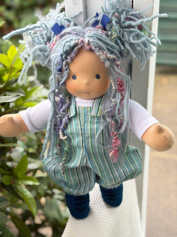 Sitting Friend Bluebelle (sunkissed)