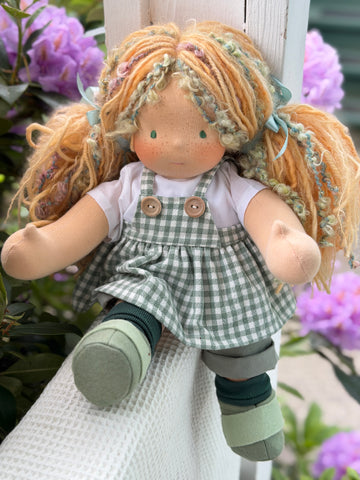 Sitting Friend - Penelope (sun-kissed skin tone)