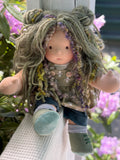 Sitting Friend - Moss (sun-kissed skin tone)
