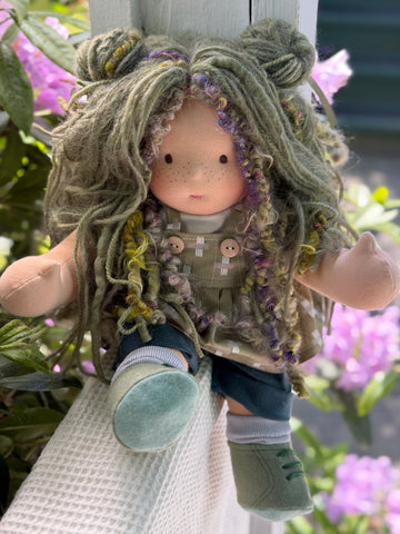 Sitting Friend - Moss (sun-kissed skin tone)