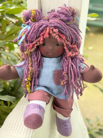 Sitting Friend - Indigo (chocolate)