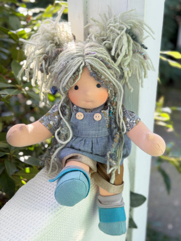 Sitting Friend - Nova