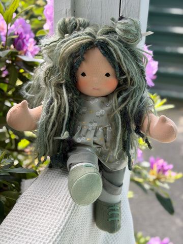 Sitting Friend - Fern (sunkissed skin tone)