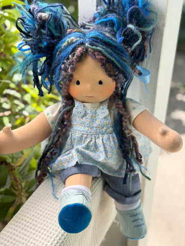 Sitting Friend - Lapis (sunkissed skin tone)