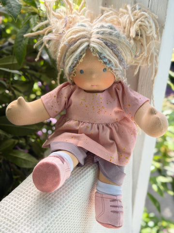 Sitting Friend - Natalie (sun-kissed skin tone)