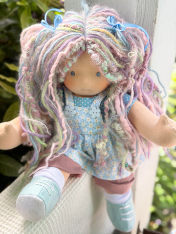 Sitting Friend - Candy (sun-kissed skin tone)