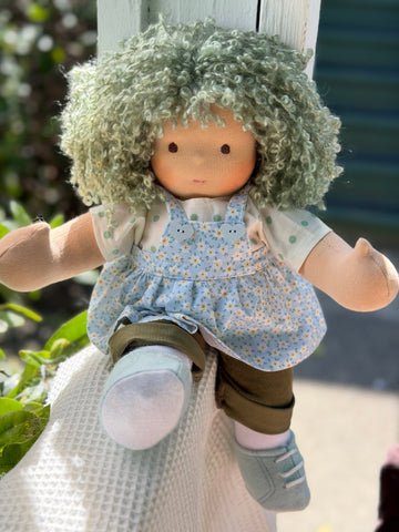 Sitting Friend - Phoebe (sunkissed skin tone)