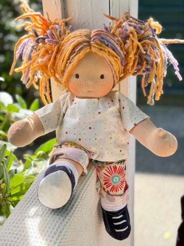 Sitting Friend - Juniper (sunkissed skin tone)
