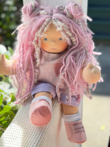 Sitting Friend - Maisie (sunkissed skin tone)