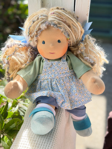 Sitting Friend - Louisa (sunkissed skin tone)
