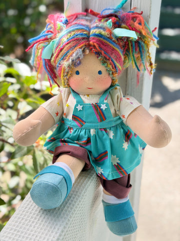 Sitting Friend - Happy (sun-kissed skin tone)