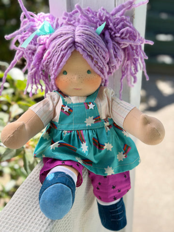 Sitting Friend - Violette (sun-kissed skin tone)