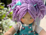 Sitting Friend - Violette (sun-kissed skin tone)