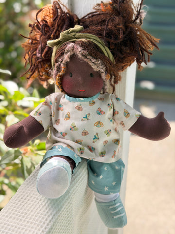 Sitting Friend - Lovetta (dark brown skin tone)