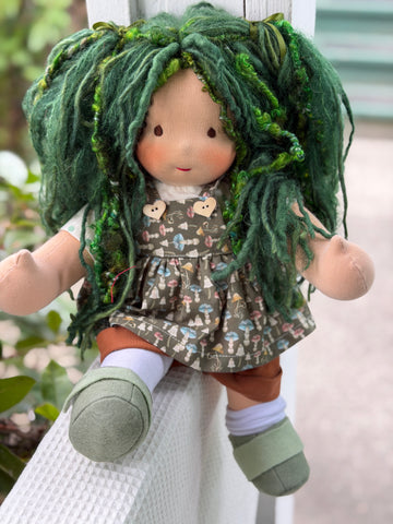 Sitting Friend - Thistle (sun-kissed skin tone)