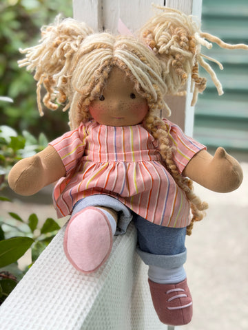 Sitting Friend - Cleo (mocha skin tone)