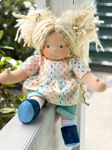 Sitting Friend - Lemondrop (sun-kissed skin tone)