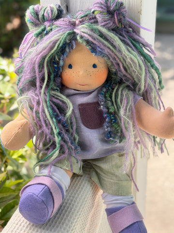 Sitting Friend - Sparkle (sun-kissed skin tone)