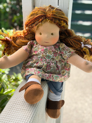 Sitting Friend - Nicolette (sun-kissed skin tone)