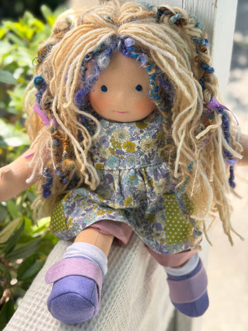 Sitting Friend - Flora (sun-kissed skin tone)