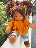 Sitting Friend Annette (le mocha)