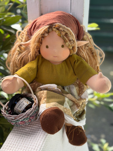 Sitting Friend Elf - Siofra