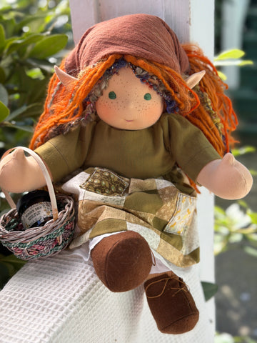 Sitting Friend Elf - Liriel