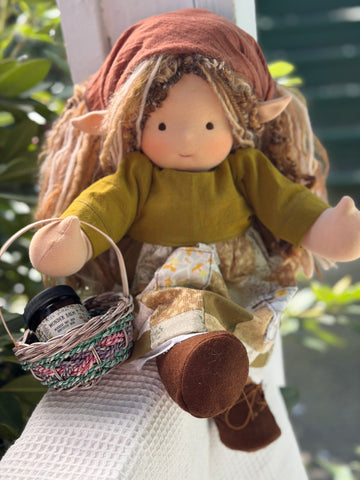 Sitting Friend Elf - Yavanna