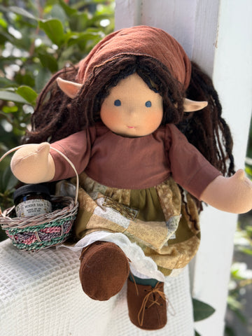 Sitting Friend Elf - Arwen