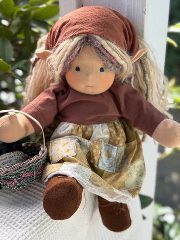 Sitting Friend Elf - Galadriel