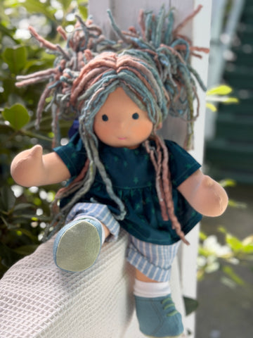 Sitting Friend - Agnes