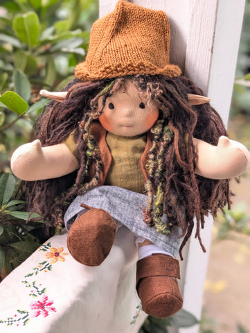 Sitting Friend Elf - Oakley