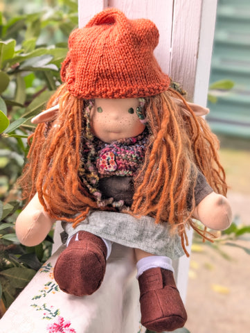 Sitting Friend Elf - Sequoia